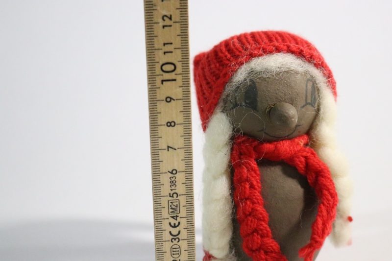 Charmig handgjord tomte från Jette Nissen, Danmark – 11,5 cm hög