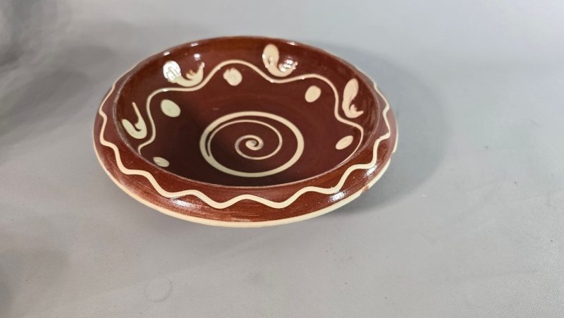 SKÅL, AJ HÖGANÄS,  spillkum med allmogemålning D23cm