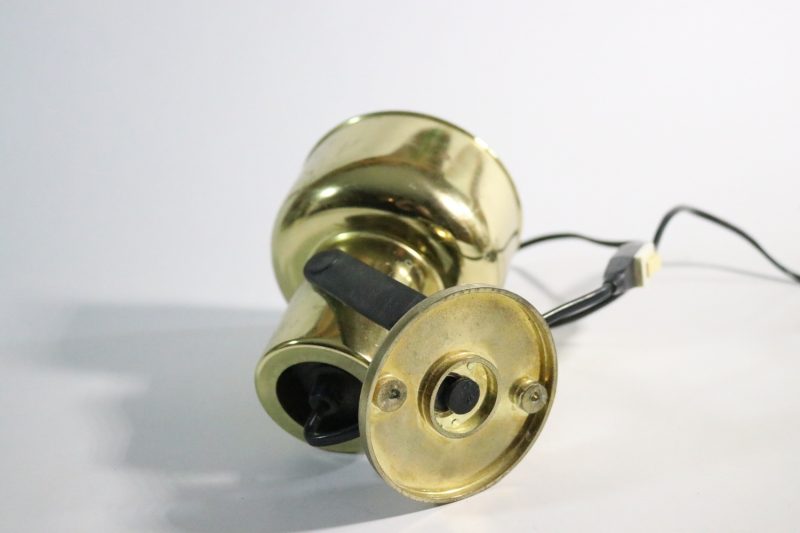 Vintage spotlight-lampa i mässing – Stilfull och iögonfallande retrodesign