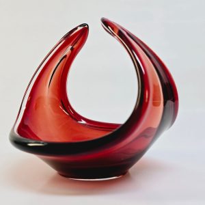 Rubinröd glasskål – Elegans och modern design i perfekt harmoni