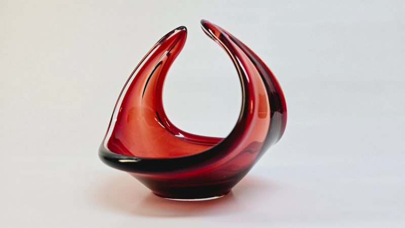 Rubinröd glasskål – Elegans och modern design i perfekt harmoni
