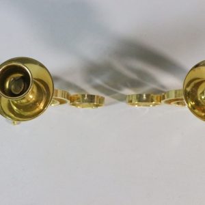 Ett par ljusstakar i gulmetall med prismor