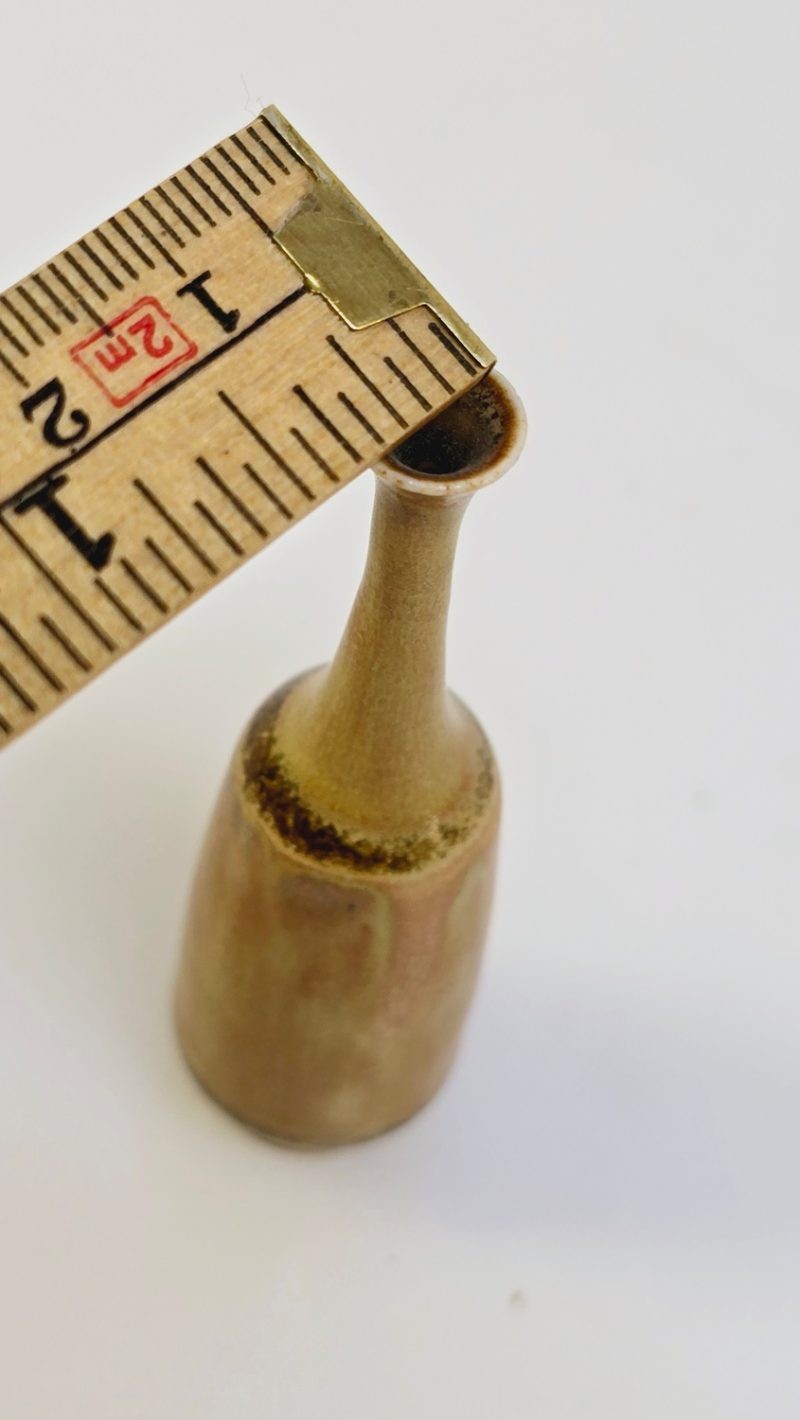 Elegant miniatyrvas från Höganäs – Svensk keramik i tidlös design