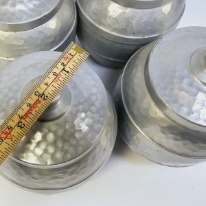 Charmigt set med fyra vintageburkar i hamrad aluminium – tidlös design
