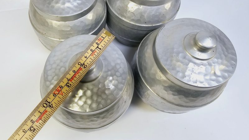 Charmigt set med fyra vintageburkar i hamrad aluminium – tidlös design