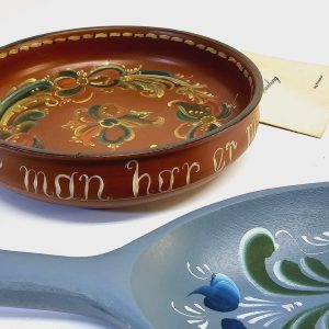 Handmålade Föremål med Norsk Rosmålning – Traditionellt Hantverk