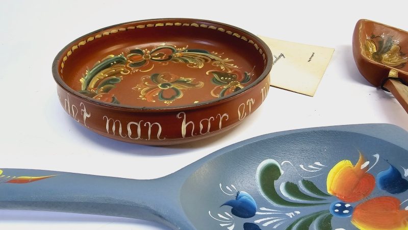 Handmålade Föremål med Norsk Rosmålning – Traditionellt Hantverk