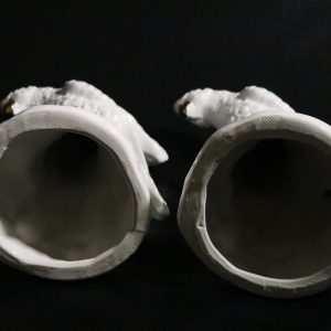 Paret Dekorativa Papegojor i Porslin – Klassisk Elegans i Hemmet