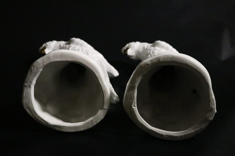 Paret Dekorativa Papegojor i Porslin – Klassisk Elegans i Hemmet