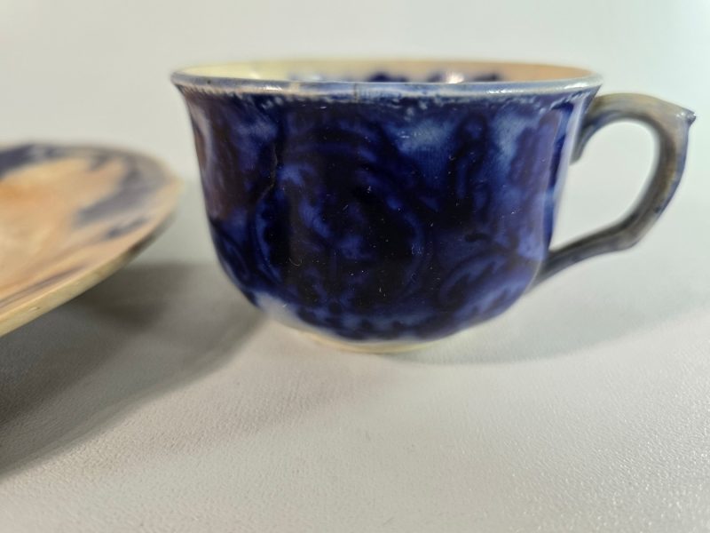 Assiett och kaffekopp, flytande blått, kraftigt missfärgade, Göteborg