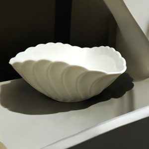 Elegant porslinsskål med vågformad kant – klassisk och tidlös design