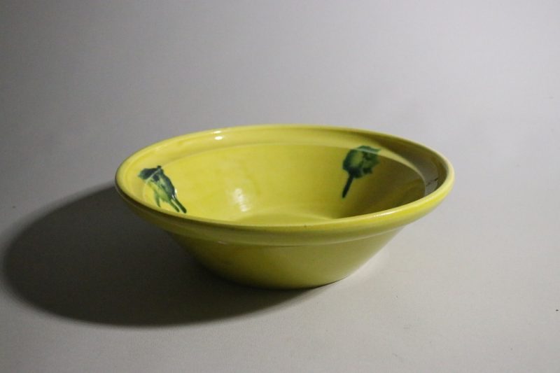 Skål i Gult med Gröna Dekorationer – 27 cm Diameter