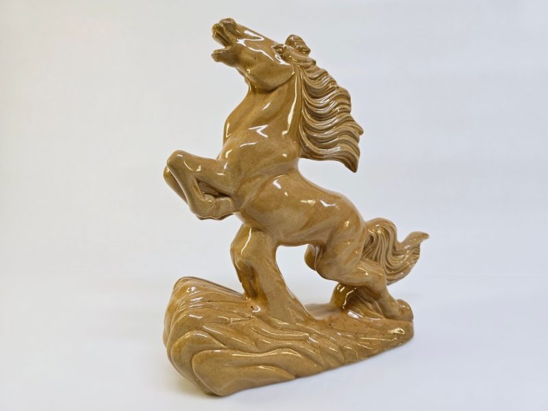 Imponerande Hästfigur i Keramik – Ståtlig och Elegant