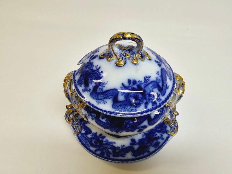 Blåvit soppskål från Wedgwood - En elegant klassiker med gyllene detaljer