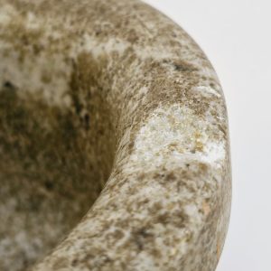 Elegant mortel i massiv sten – 11,5 cm hög