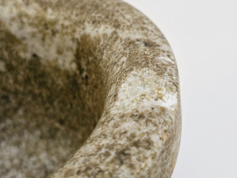 Elegant mortel i massiv sten – 11,5 cm hög