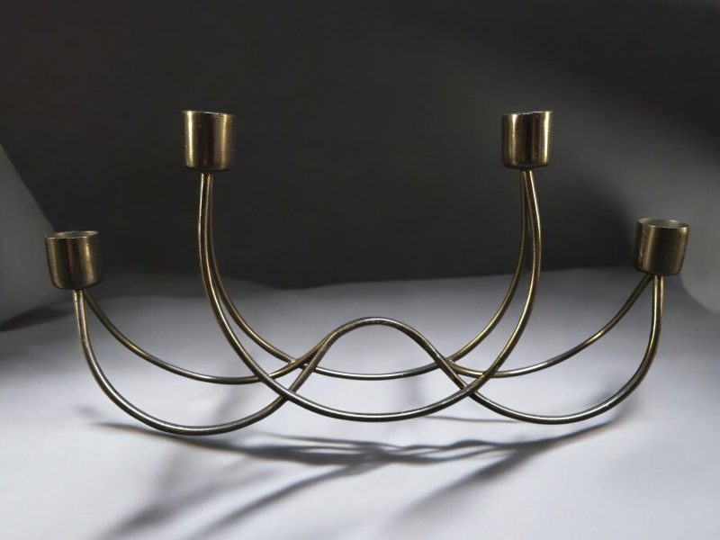 Elegant ljusstake i mässing med modern desi