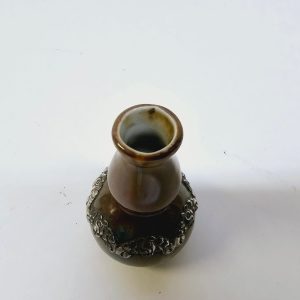Elegant Miniatyrvas med Metalldekor – För Samlare och Inredningsentusiaster!