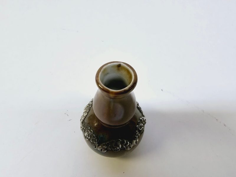 Elegant Miniatyrvas med Metalldekor – För Samlare och Inredningsentusiaster!
