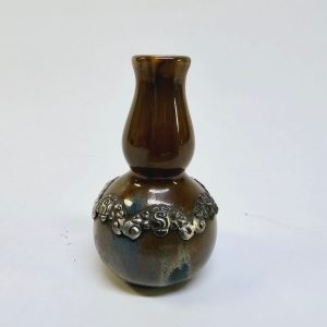 Elegant Miniatyrvas med Metalldekor – För Samlare och Inredningsentusiaster!
