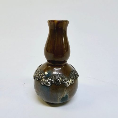 Elegant Miniatyrvas med Metalldekor – För Samlare och Inredningsentusiaster!