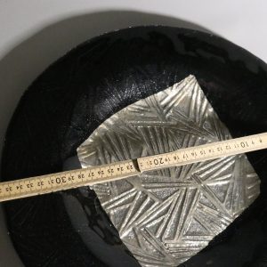 Kristallskål, handgjord från Magnor glasfabrik. Svart med silver. 36cm diameter