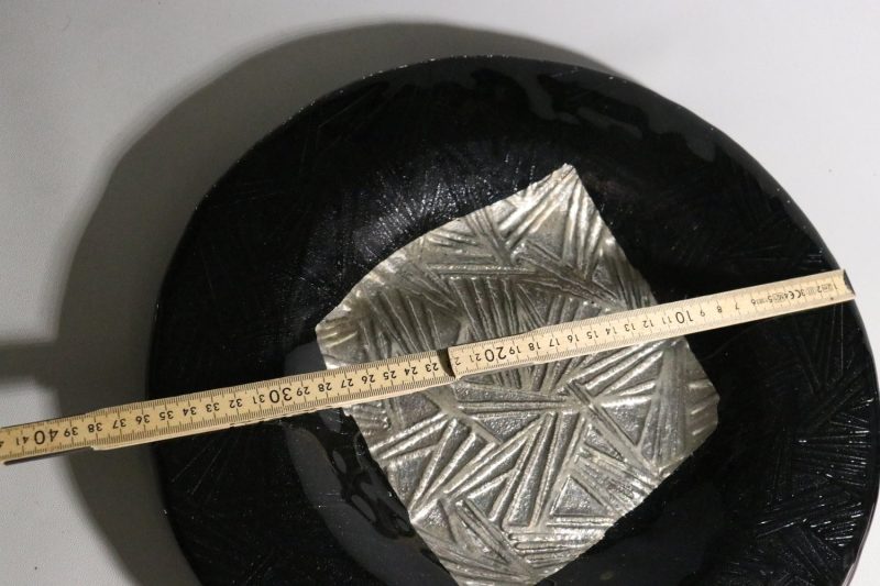 Kristallskål, handgjord från Magnor glasfabrik. Svart med silver. 36cm diameter