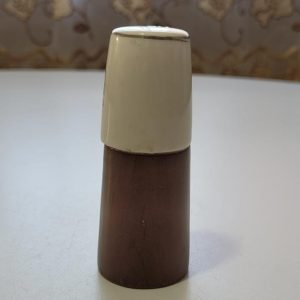 Saltströare, Teak och porslin