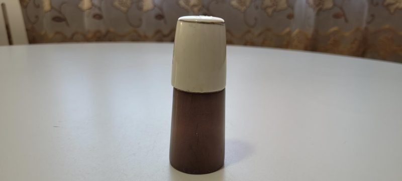 Saltströare, Teak och porslin