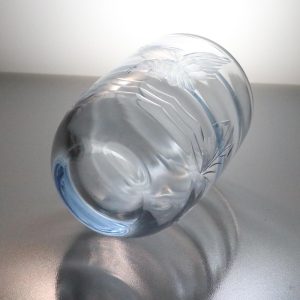Vas i blåtonat glas, graverad med en fågel, troligen Hovmantorp nya glasbruk