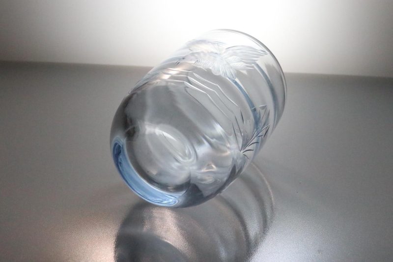 Vas i blåtonat glas, graverad med en fågel, troligen Hovmantorp nya glasbruk