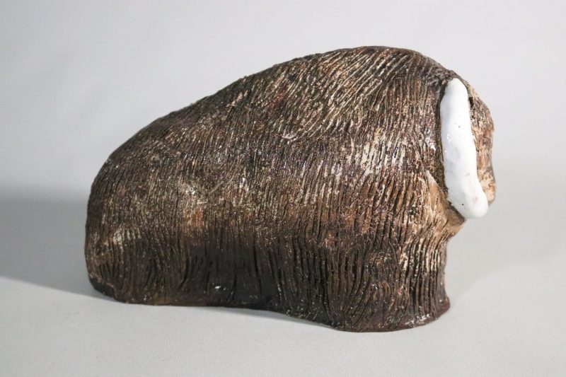 Myskoxe / Bisonoxe signerad, I P, glaserad lergods