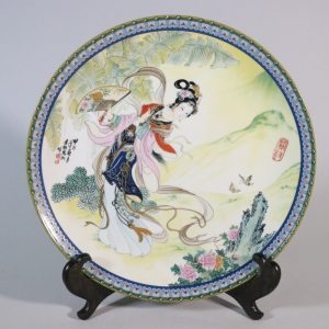 SAMLARTALLRIK, porslin, "Pao-chai", handmålad av Zhao Huimin, Kina 1985