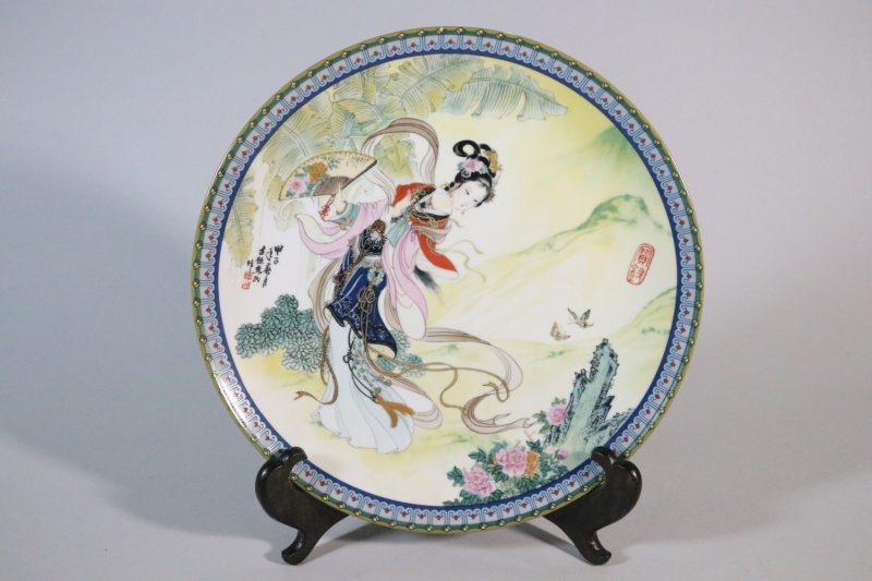 SAMLARTALLRIK, porslin, "Pao-chai", handmålad av Zhao Huimin, Kina 1985