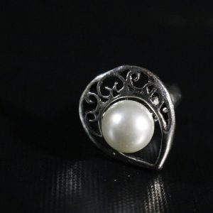 Ring och 1 örhänge med pärla, okänd material