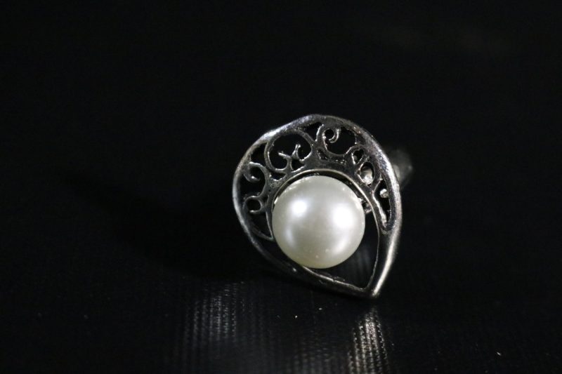 Ring och 1 örhänge med pärla, okänd material