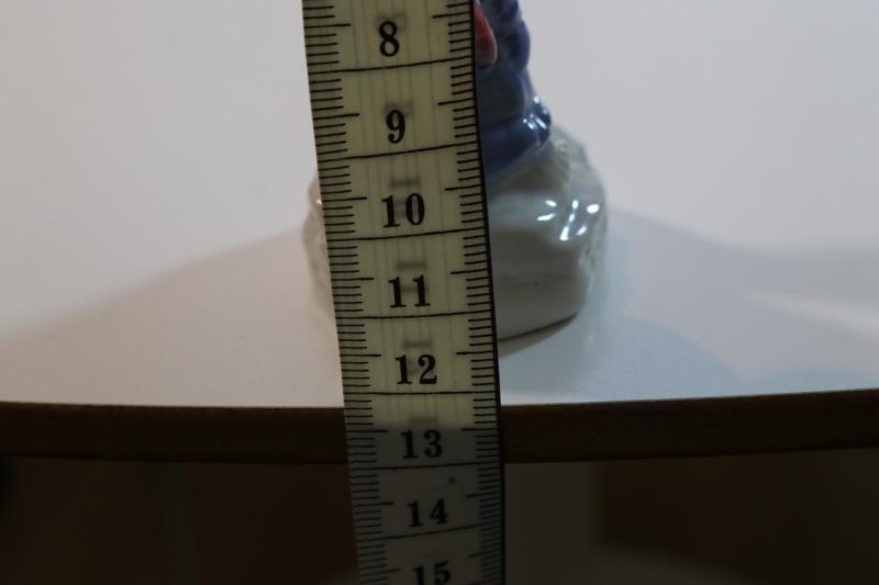 Porslinfigur, barn med kattunge - 12cm