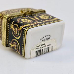 Elegant vintage parfymbox med flaskor från Past Times – unik och charmig!
