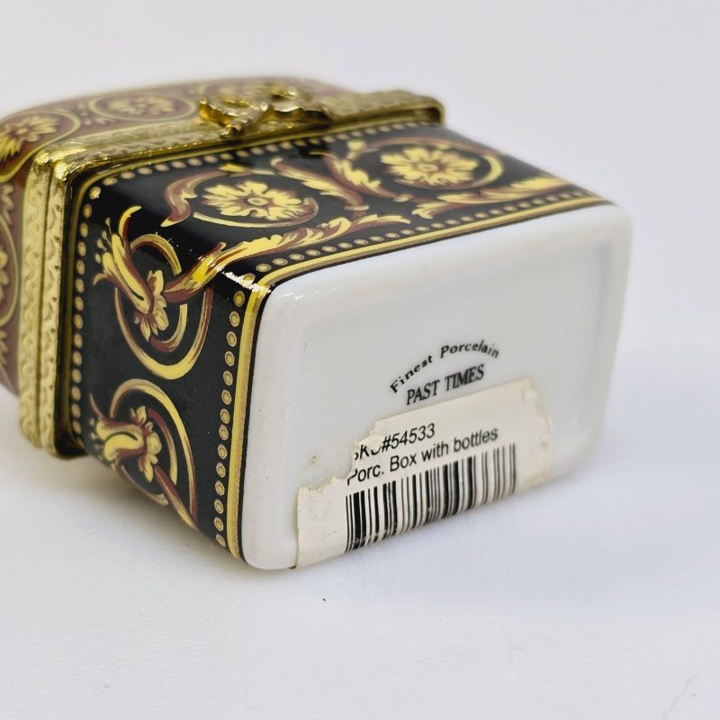Elegant vintage parfymbox med flaskor från Past Times – unik och charmig!