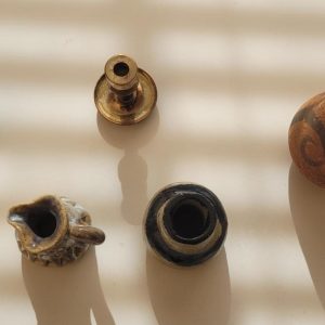 Miniatur vaser, kannor ljusstake i mässing