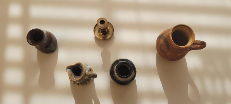 Miniatur vaser, kannor ljusstake i mässing