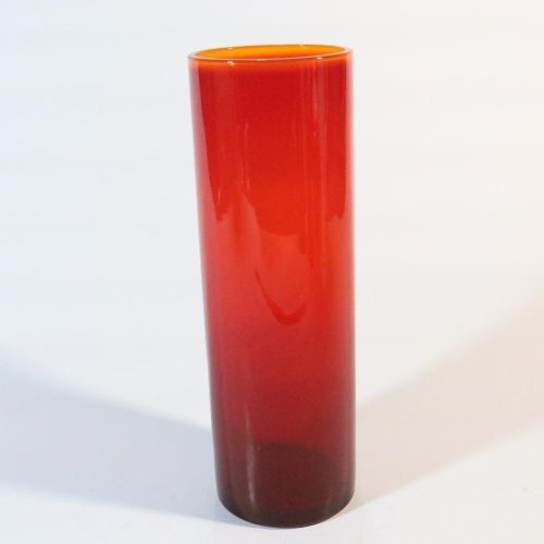 Cylinderformad glasvas, röd övergående mot orange/gul på mynningen