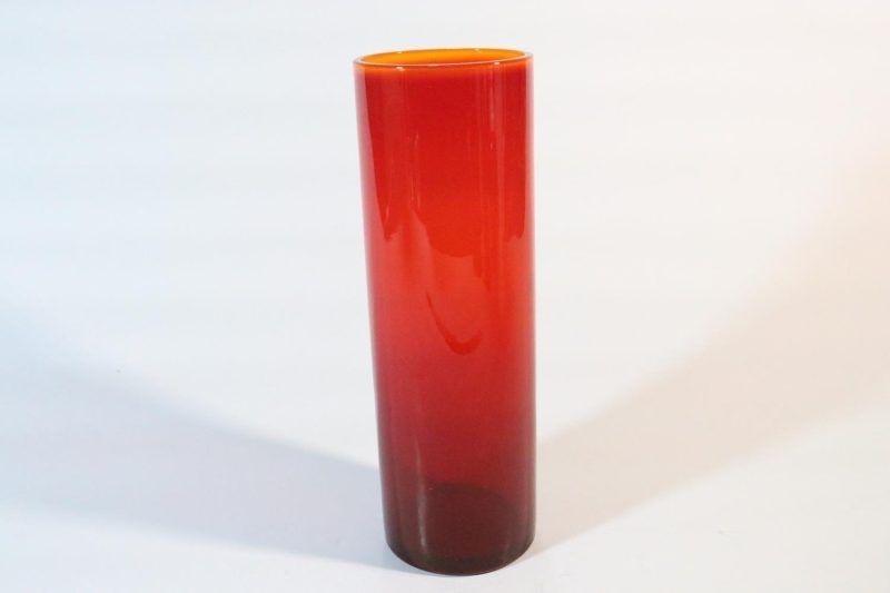 Cylinderformad glasvas, röd övergående mot orange/gul på mynningen