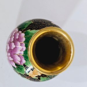 Elegant kinesisk cloisonnévas med blomstermotiv - Ett konstverk i emalj