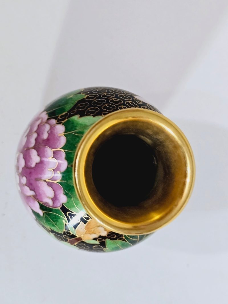 Elegant kinesisk cloisonnévas med blomstermotiv - Ett konstverk i emalj