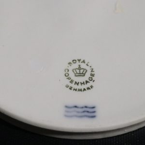 Set med två väggplattor – Royal Copenhagen, klassisk elegans