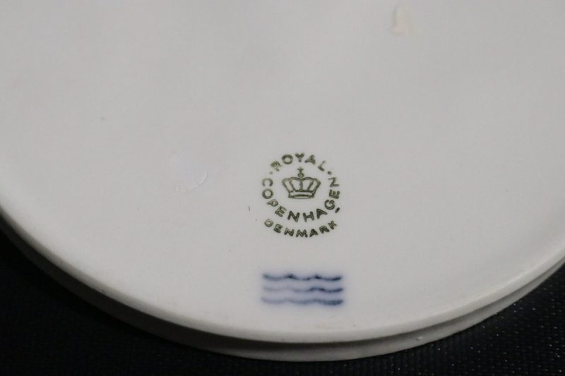 Set med två väggplattor – Royal Copenhagen, klassisk elegans