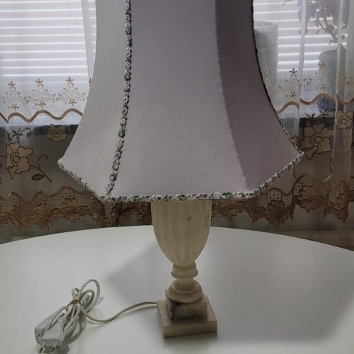Bordslampa i alabaster med ljuslila skärm, Italien