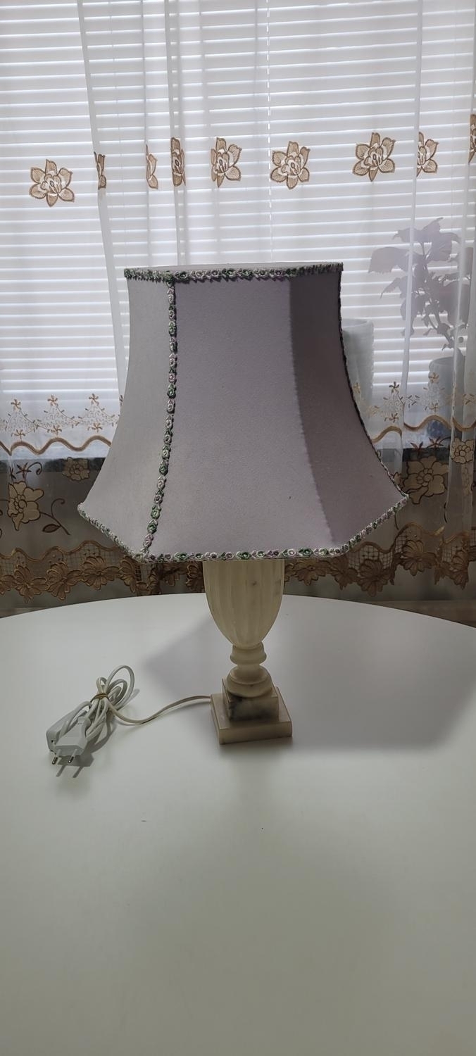 Bordslampa i alabaster med ljuslila skärm, Italien