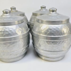 Charmigt set med fyra vintageburkar i hamrad aluminium – tidlös design